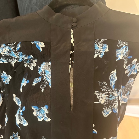 NWT - DVF black semi-sheer chiffon blouse with blue orchid print - Size 12 - Picture 5 of 11